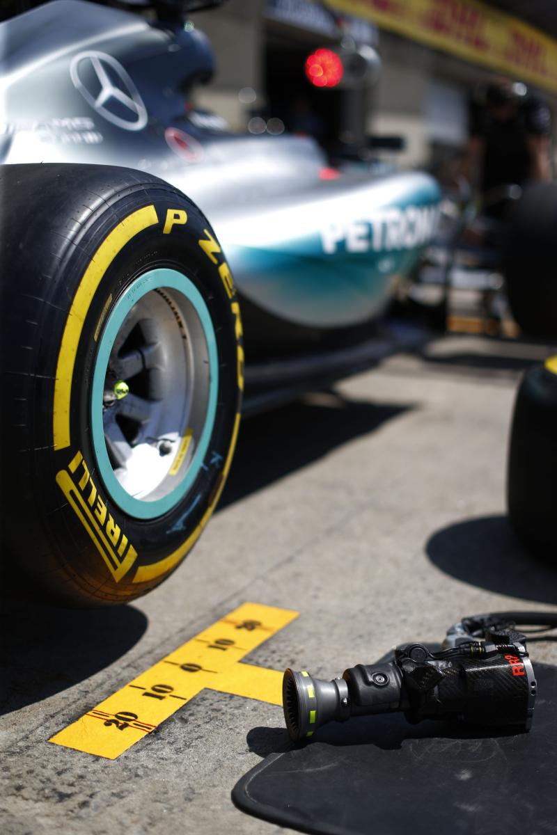 Motorsports: FIA Formula One World Championship 2015, Grand Prix of Canada, Pirelli, tire, tires, tyre, tyres, wheel, wheels, Reifen, Rad, feature, pit stop tool *** Local Caption *** +++ www.hoch-zwei.net +++ copyright: HOCH ZWEI +++