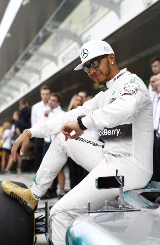 Superstar F1 Lewis Hamilton si podle odhadů vydělá v základu až 41 miliónů dolarů za rok. Podle Helmuta Marka je to zbytečně moc