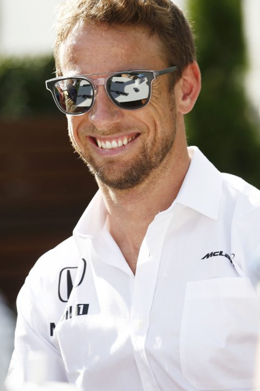 Jenson Button se tak trochu vysmívá tomu, že by ředitelství závodu mělo kontrolovat všechnu komunikaci mezi jezdcem a týmem