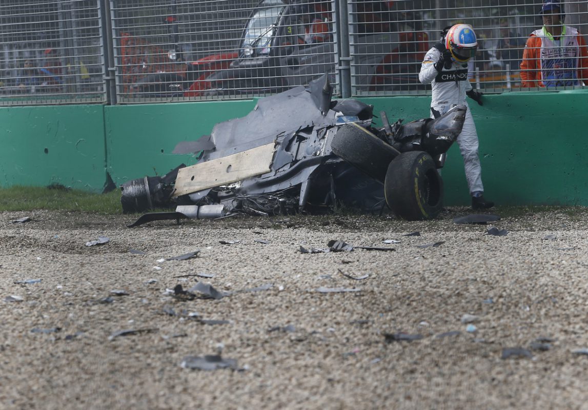 Velká úleva. Alonso po hrozivé nehodě vystupuje z vraku mclarenu po svých