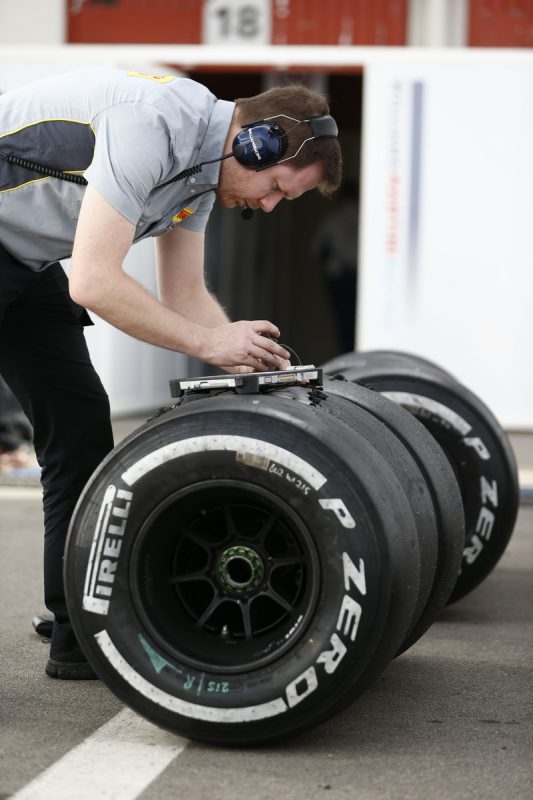 Týmy už mají pneumatiky určené do aerodynamického tunelu