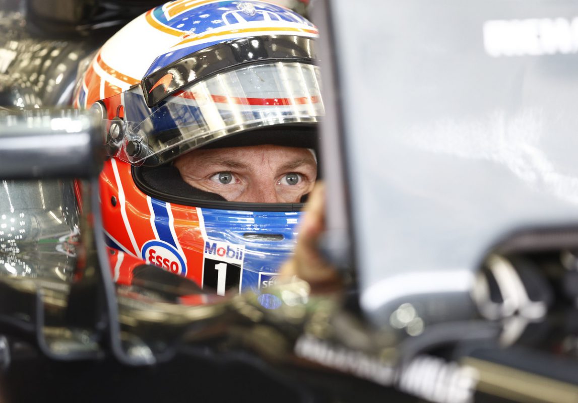 Jenson Button si dnes jízdu se svým mclarenem po delší době užíval