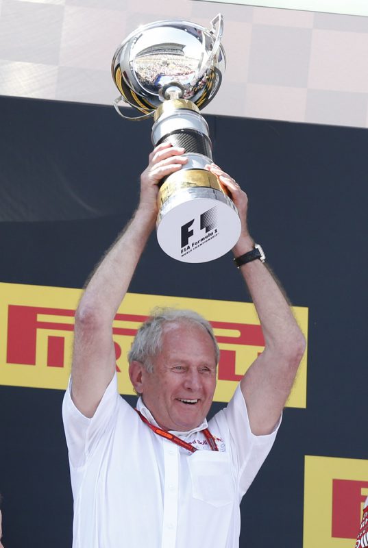 Helmut Marko, faktický šéf Red Bullu, v Barceloně zvedal pohár pro vítěze. Jaký kontrast oproti Monaku