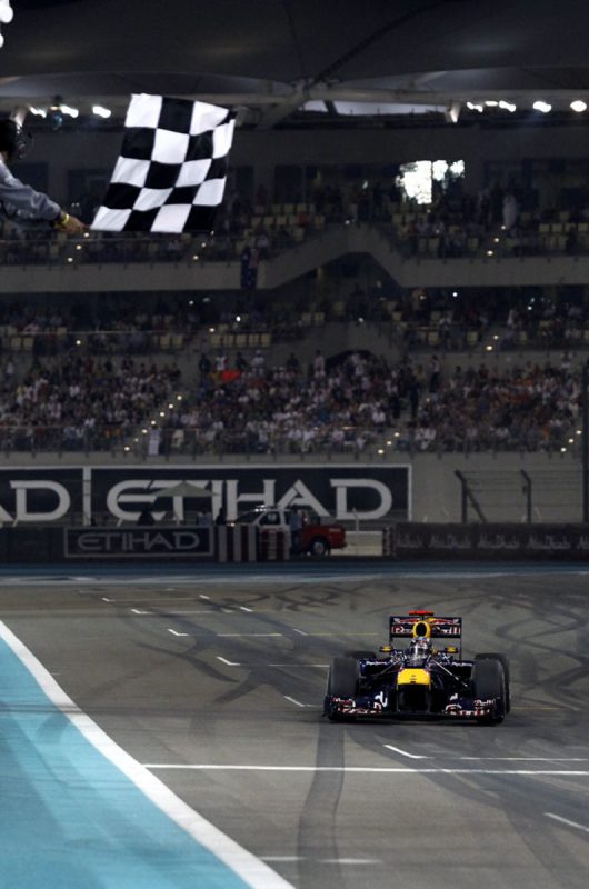 Red Bull slaví první titul mistra světa. Stačilo málo, aby v něm místo Vettela seděl Alonso...