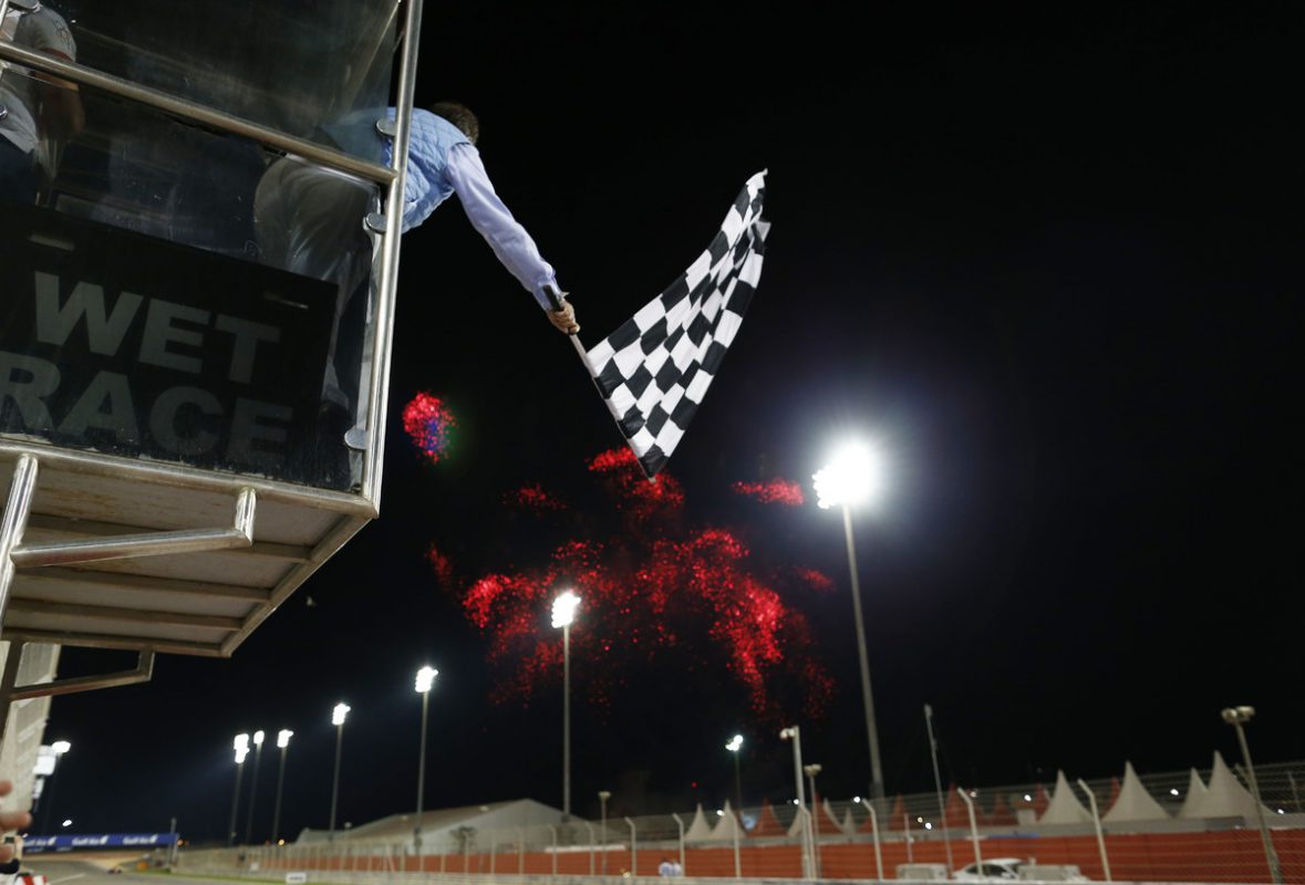 Motorsports: FIA Formula One World Championship 2016, Grand Prix of Bahrain, finish flag, Flagge, Fahne, finishflag, Zielflagge, Zielfahne, feature *** Local Caption *** +++ www.hoch-zwei.net +++ copyright: HOCH ZWEI +++
