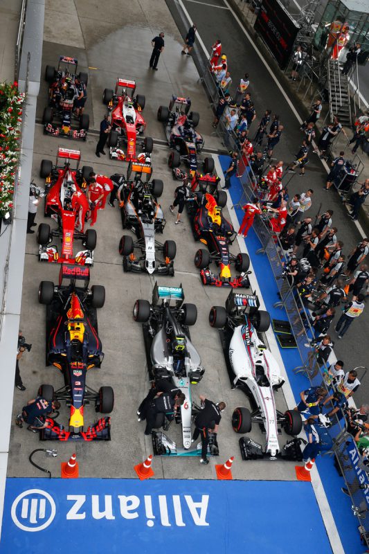 Hamilton tipuje na souboj o výhru Mercedes, Ferrari i Red Bull