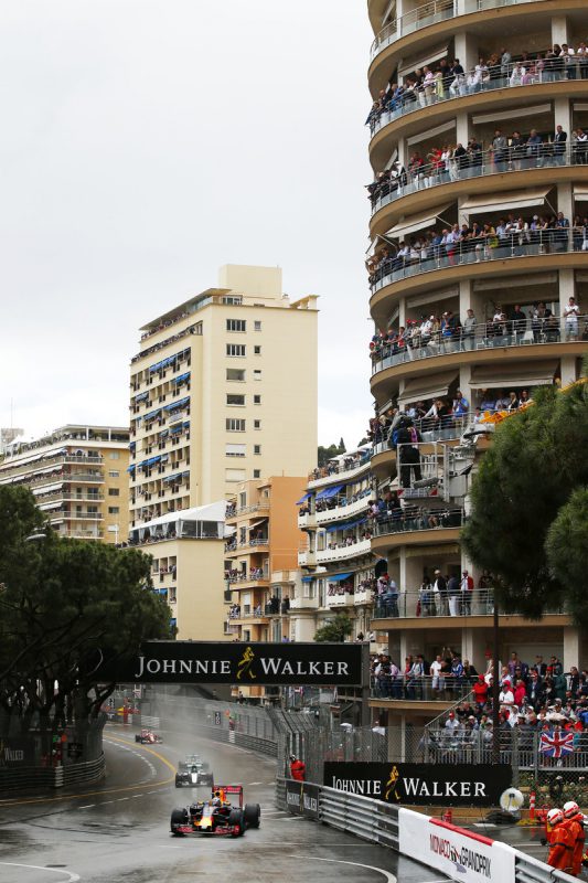 Australan měl v ulicích Monaka blízko k výhře. Vše ale zhatila nepovedená návštěva mechaniků