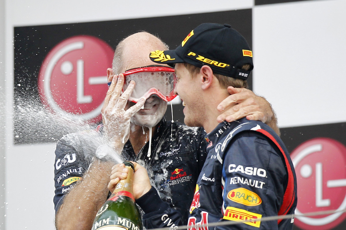 Takhle slavíval Newey na podiu v době dominance Red Bullu a Vettela. Dočkáme se v příštím roce opakování podobného obrázku?