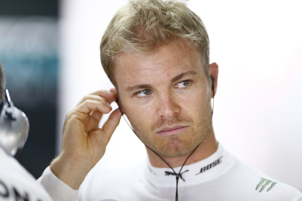 Hamiltonvých penalizací určitě bude chtít využít jeho týmový kolega Nico Rosberg a výrazně se tak na něj v šampionátu dotáhnout.