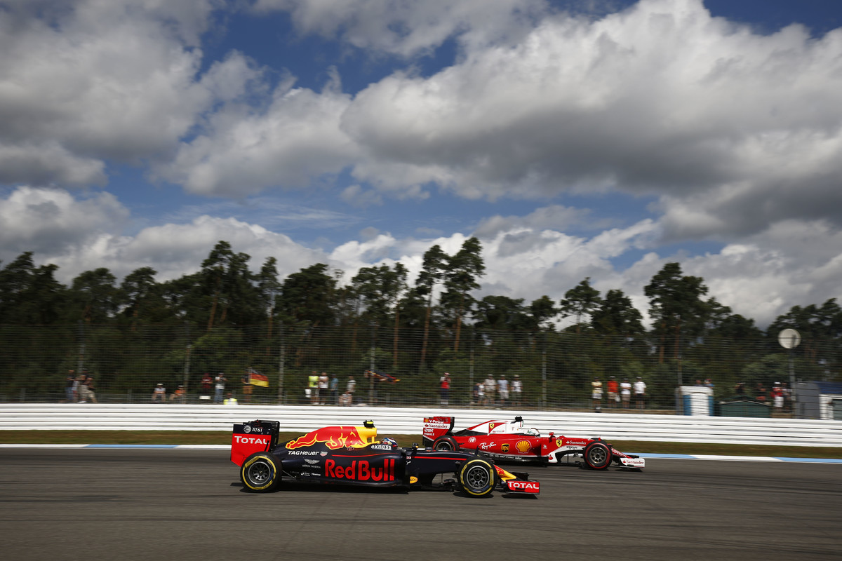 Dokáže Ferrari udržet krok s neustále zrychlujícím Red Bullem?