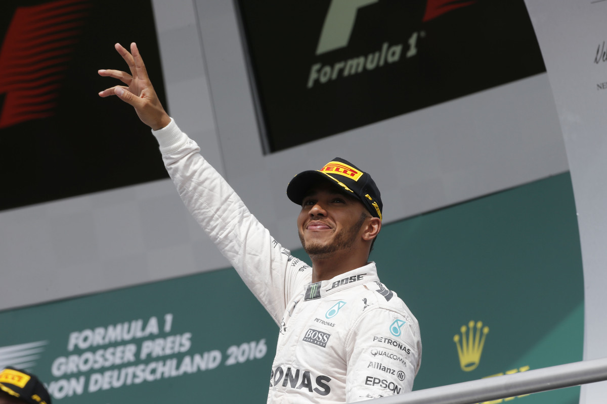 Lewis Hamilton se veze na vlně úspěchu a naplno si to užívá