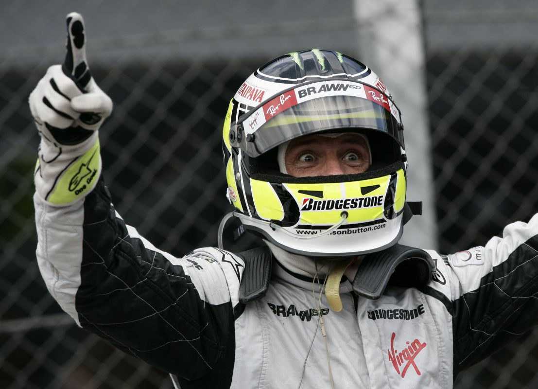 V roce 2000 vstoupil do formule 1, o šest let později si dojel pro první vítězství, v Brazílii 2009 zase slavil titul mistra světa. Zda se rok 2016 zapíše jako Buttonova poslední sezona, je zatím ve hvězdách