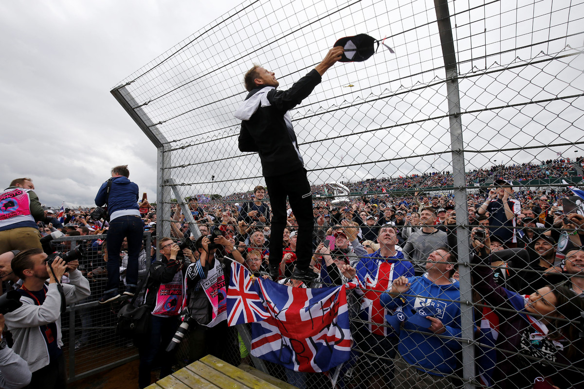 Button se rozhodl pověsit kariéru závodního pilota F1 na hřebík, tedy alespoň na sezonu 2017