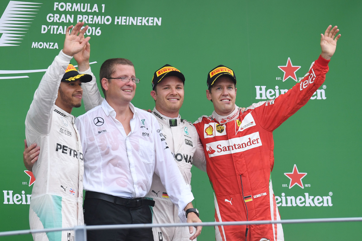Hamilton sice vyhrál kvalifikaci, ale kvůli nepovedenému startu se musel spokojit s druhým místem