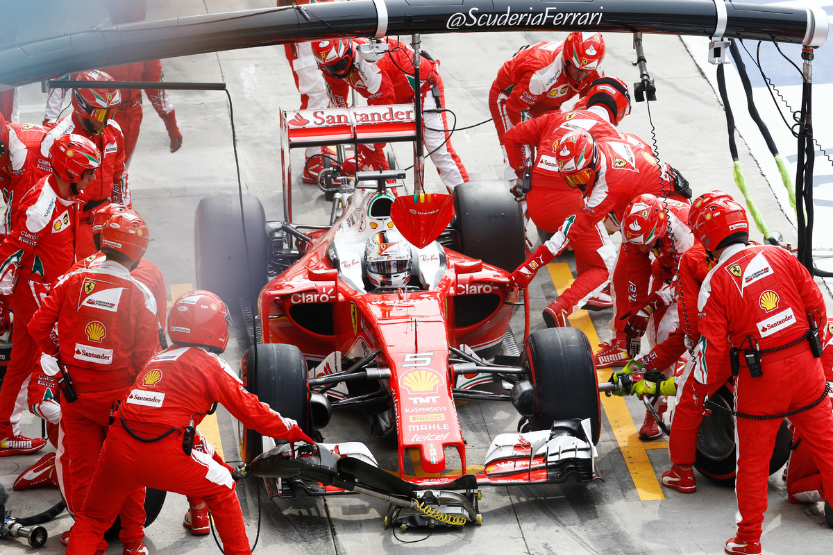 Sebastian Vettel nezažil úplně nejpovedenější zastávky v boxech, u mechaniků byl pro srovnání o více než tři sekundy déle, než Daniel Ricciardo na stejné strategii