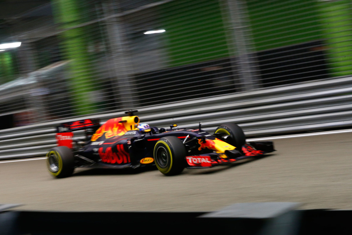 Jezdci Red Bullu vzhledemk prognózám před GP Singapuru trochu zklamali. Daniel Ricciardo však má z pódiového umístění velkou radost