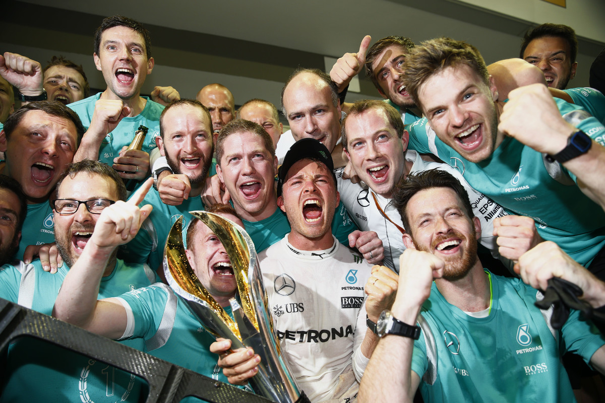 Nico Rosberg může slavit – dvoustá velká cena, třetí vítězství v řadě a návrat do čela šampionátu