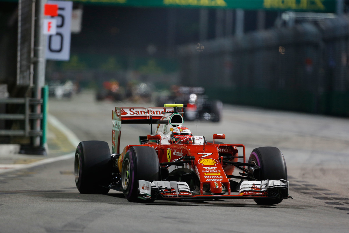 Ferrari se do Singapuru nejen kvůli komickému incidentu svého šéfa příští rok zřejmě rádo vracet nebude