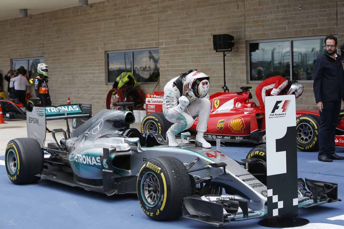 Lewis Hamilton se raduje - v Austinu dokázal vyhrát závod i šampionát