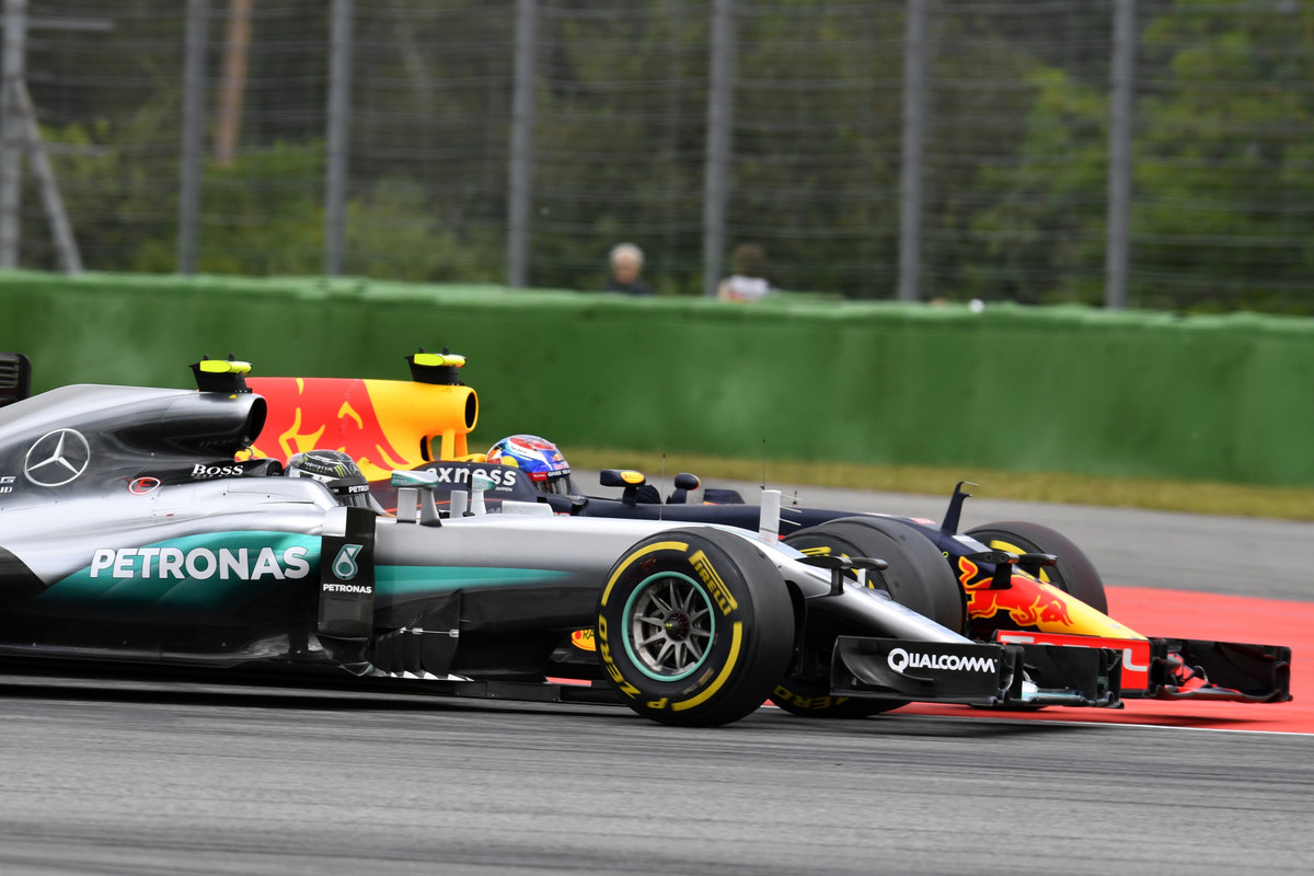 Nico Rosberg se s Maxem Verstappenem na trati utkal tuto sezonu již několikrát, komisaři však jejich souboje posuzují velmi nekonzistentně