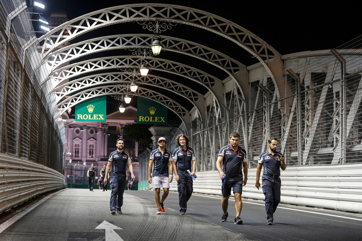 Carlos Sainz se svým týmem na prohlídce singapurského okruhu