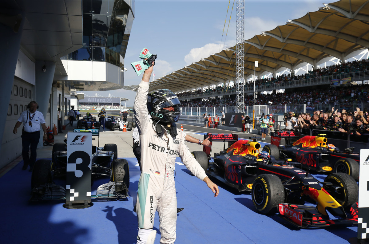 Rosberg je nakonec za třetí místo rád, vinu za kolizi z první zatáčky dává Vettelovi
