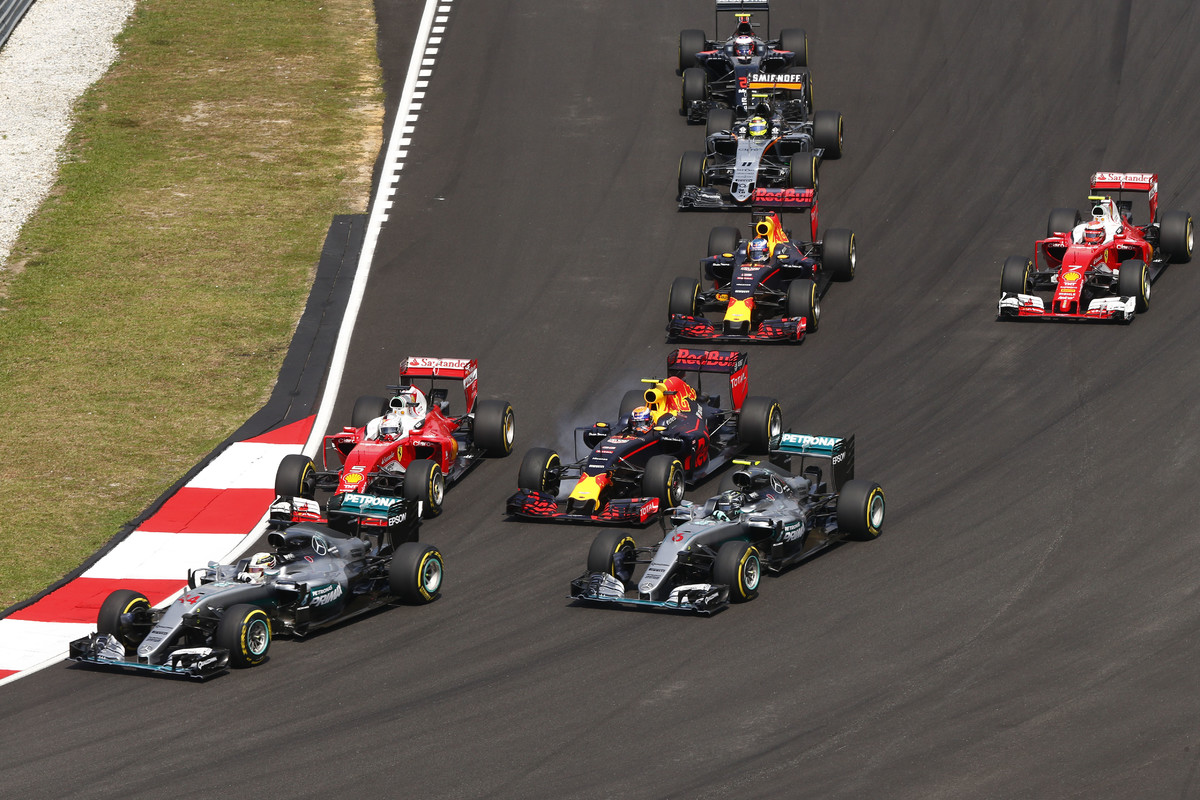 Jeden z klíčových momentů závodu: Vettel roztočí Rosberga, incident zpomalí Verstappena a Ricciardo se vyšvihne dopředu