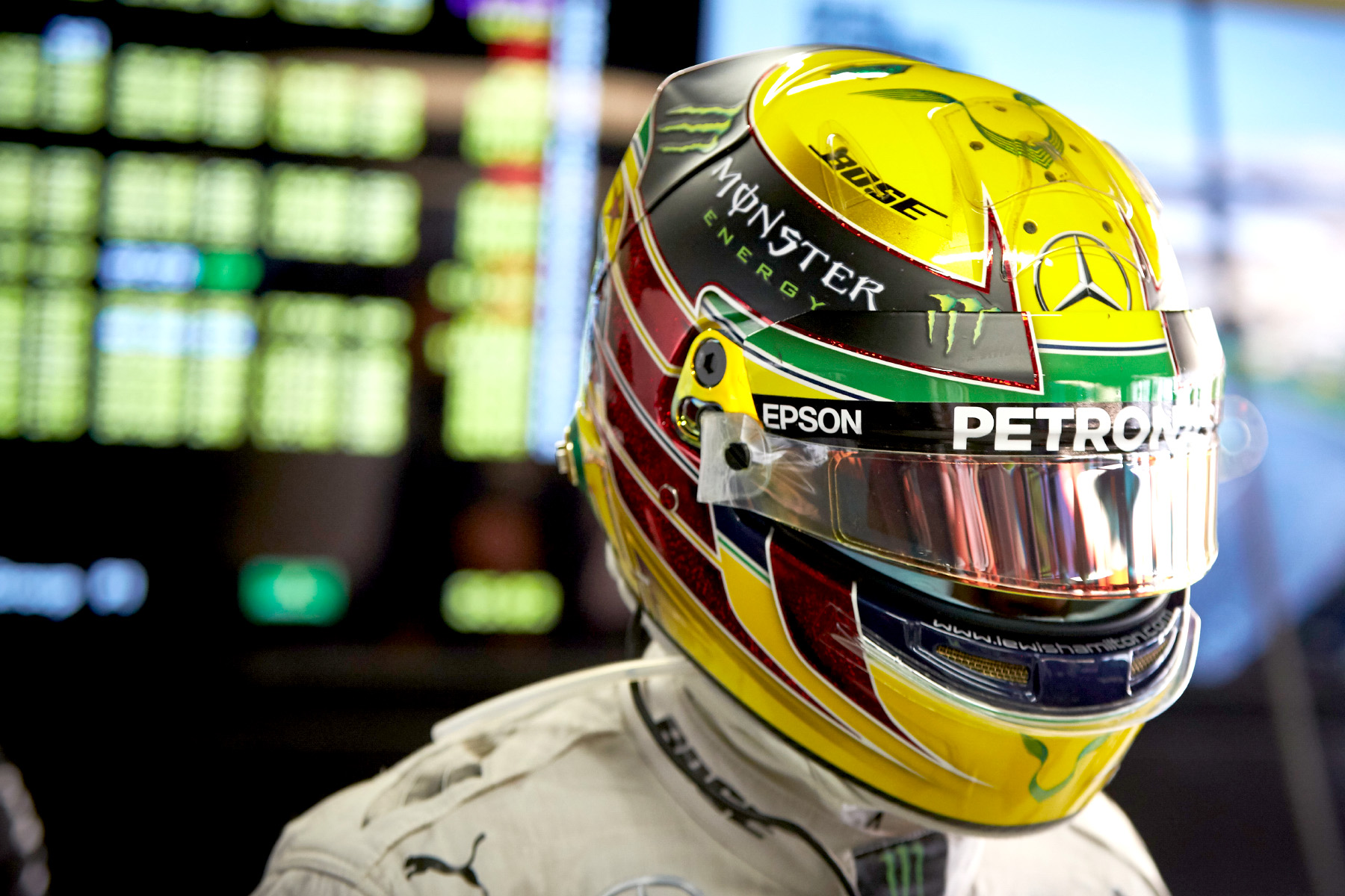 Lewis Hamilton v tématické helmě napodobil svého hrdinu Ayrtona Sennu a zvítězil v Interlagosu