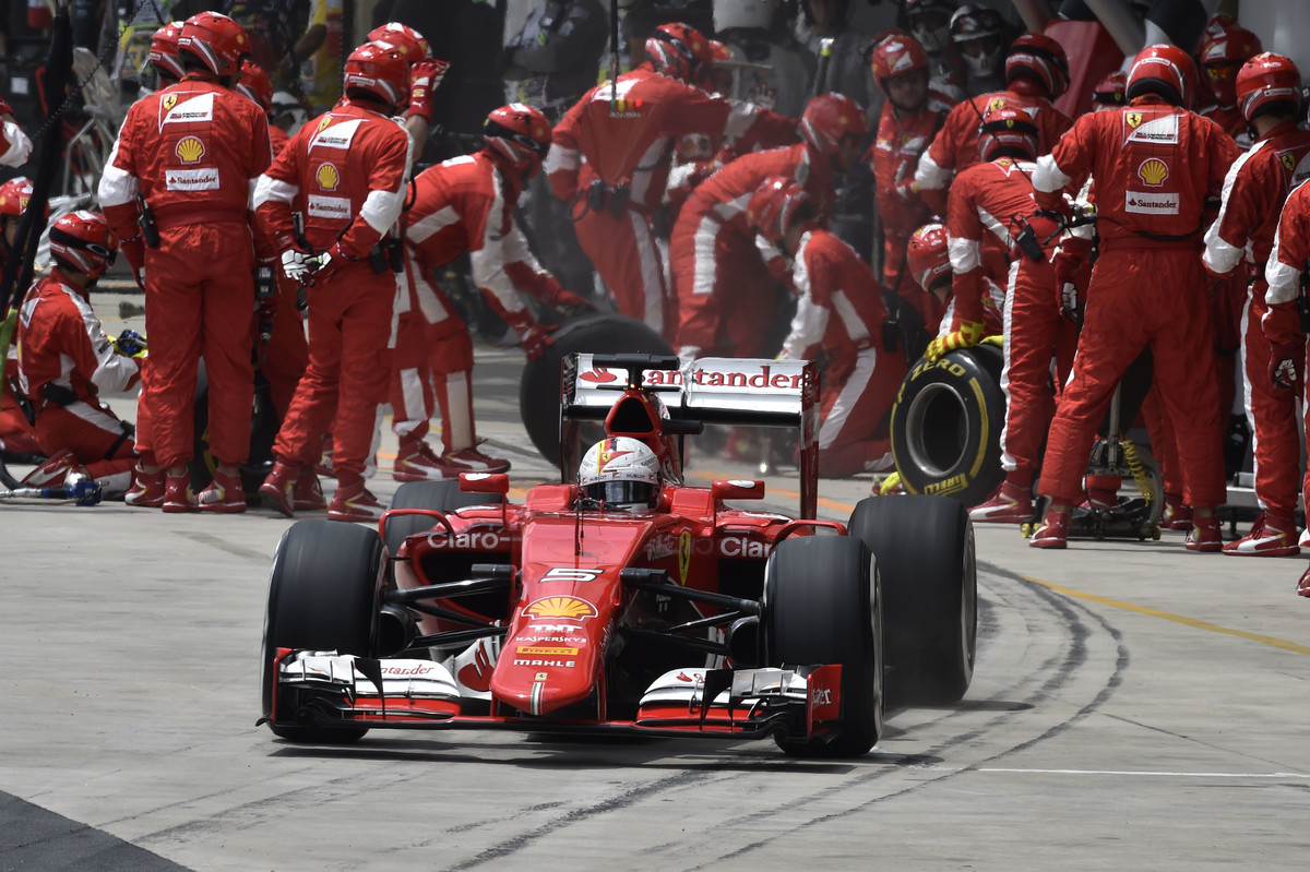 Sebastian Vettel v loňské GP Brazílie absolvoval tři zastávky v boxech