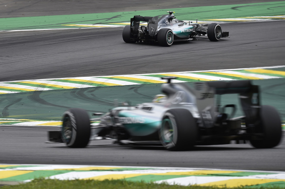 Loňská GP Brazílie nabídla zajímavou bitvu mezi dvěma mercedesy. Letos bude jejich souboj mnohem důležitější, promluví do něj Red Bull nebo třeba Williams?