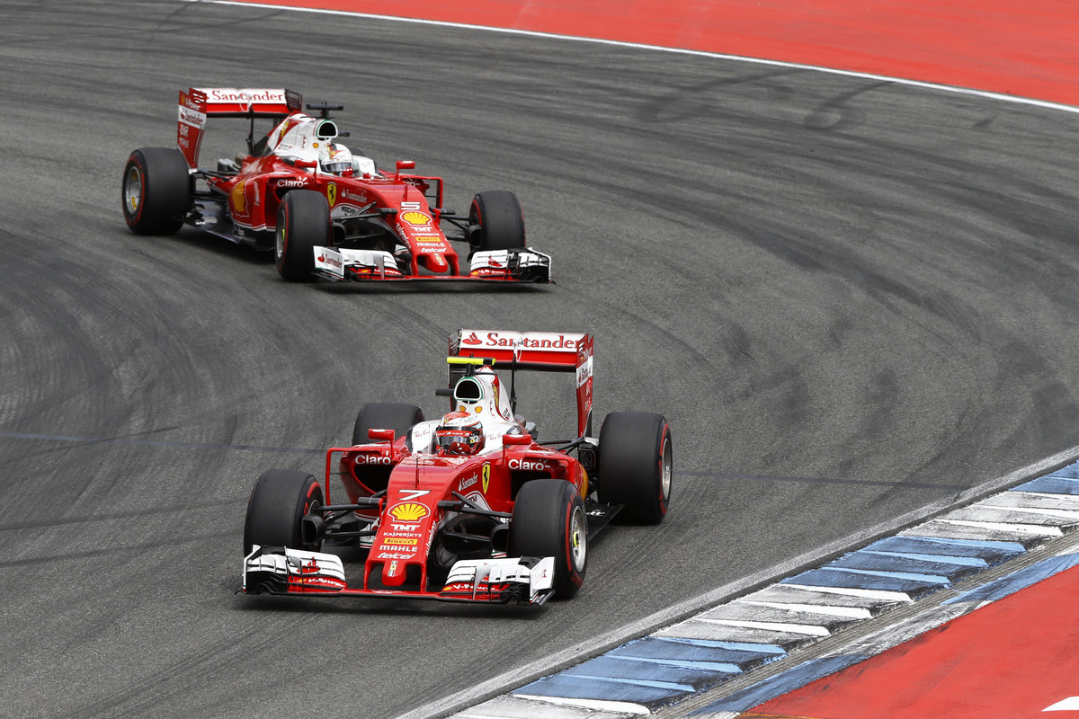 Souboj mezi Kimim Räikkönenem a Sebastianem Vettelem je letos překvapivě vyrovnaný