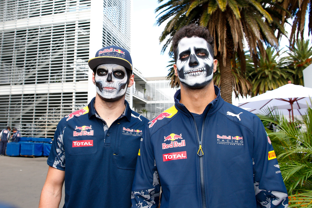 Daniel Ricciardo vytkl Lewisi Hamiltonovi jeho počínání z první zatáčky v Mexiku. Svému týmovému kolegovi to samé však ne