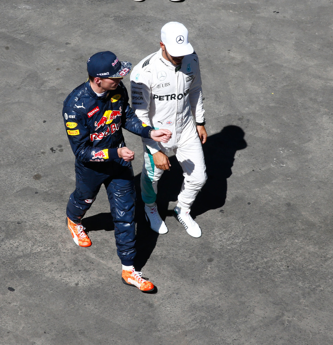 Zatím to vypadá, že se Max Verstappen s Lewisem Hamiltonem potkají spíše mimo trať než při závodě
