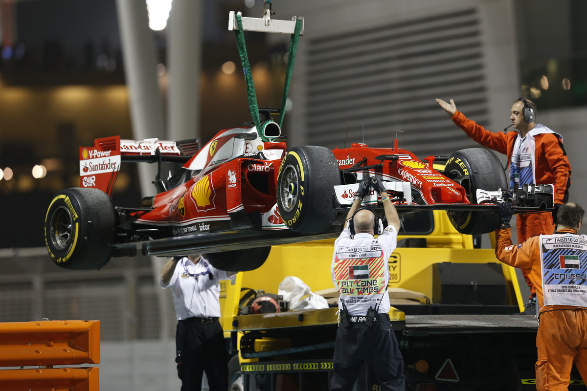 Vůz Sebastiana Vettela již s nefunkční převodovkou nakládán na odtahový vůz.