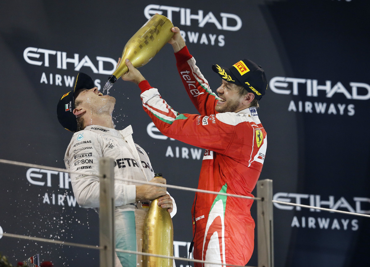 Sebastian Vettel oslavuje svého krajana Nika Rosberga coby nového mistra světa F1
