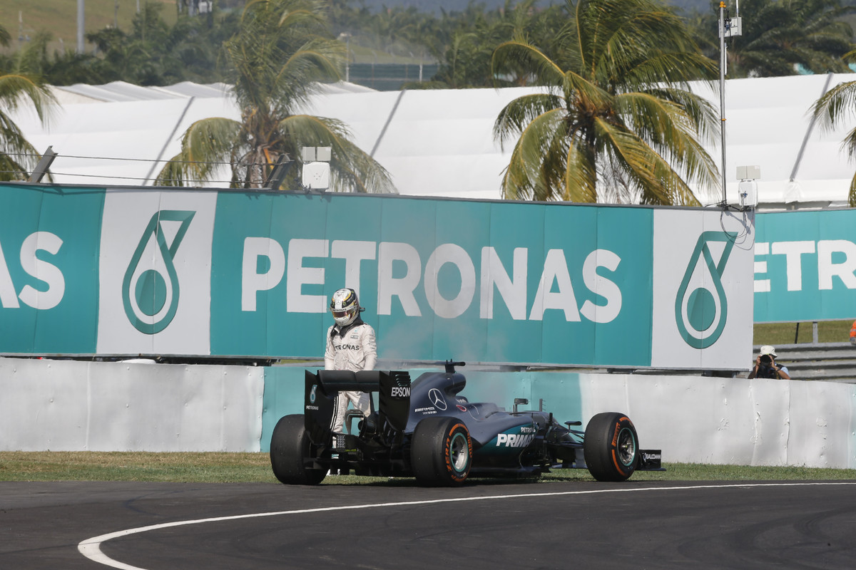 Selhání motoru v Malajsii bylo pro Hamiltona citelnou ránou v boji o letošní titul