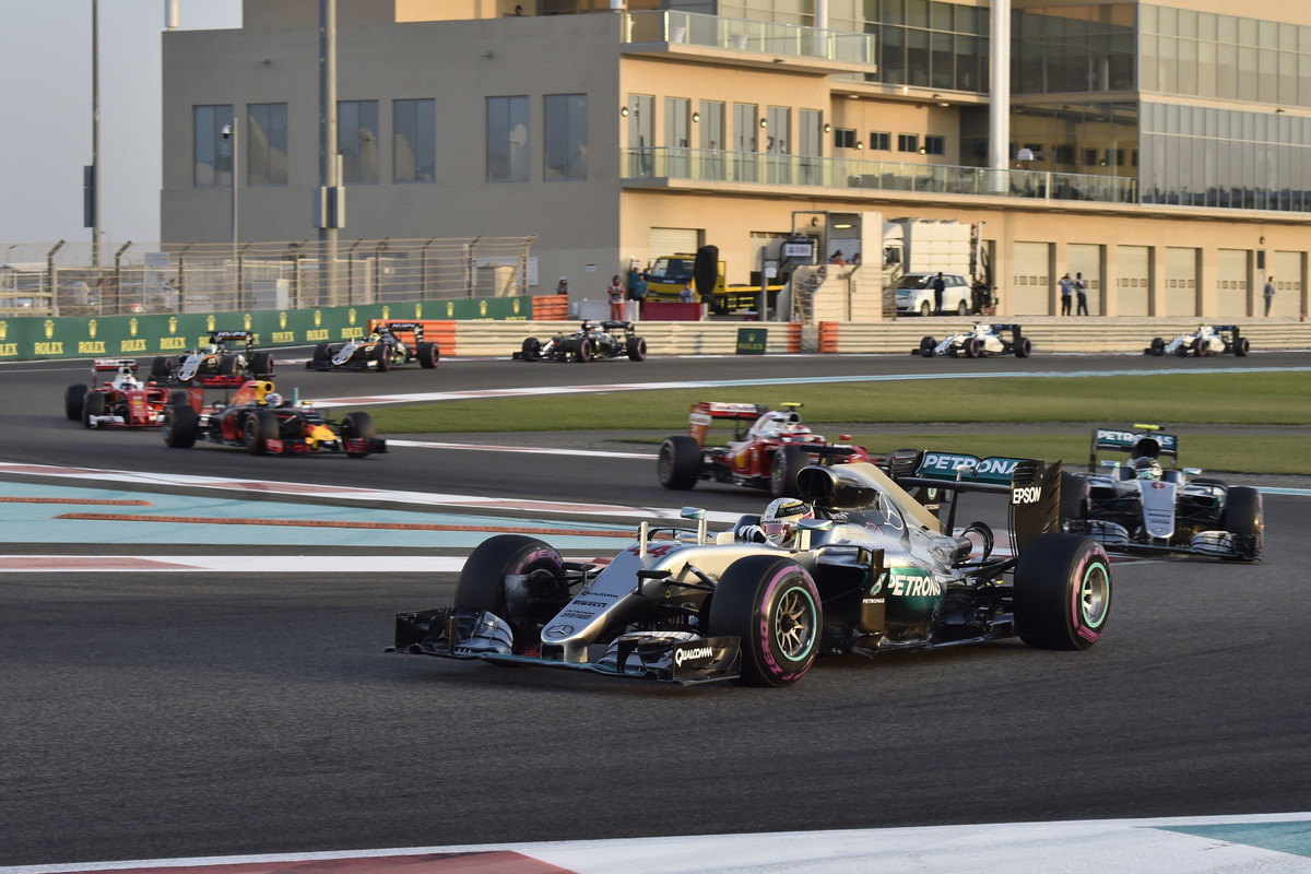 Hamilton svojí jízdou zařídil, že vozy Ferrari a Red Bull byly tentokrát Mercedesu velmi blízko