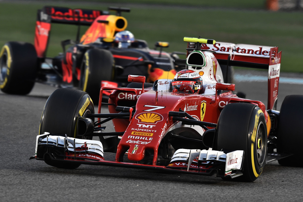 Na začátku roku bylo Ferrari před Red Bullem, na konci sezony byla situace opačná