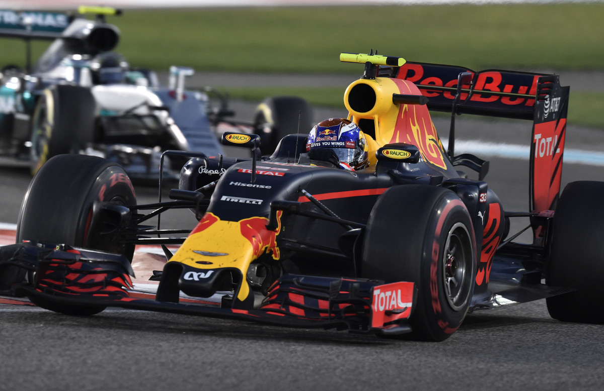 Verstappen se díky dlouhému prvnímu stintu ocitl před Rosbergem a jezdci Ferrari, Red Bull toho však ve prospěch Ricciarda nevyužil