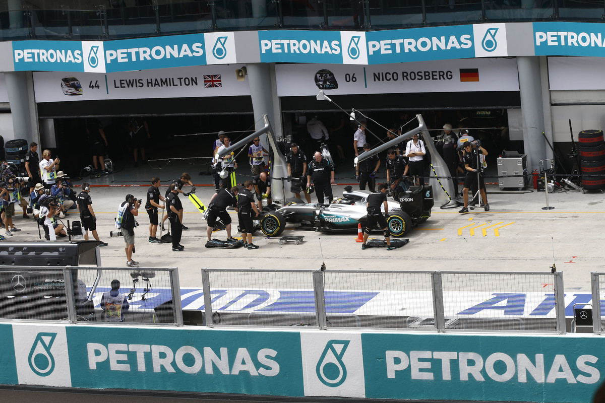 Mercedes intenzivně spolupracoval s firmou Petronas na zlepšení tepelné účinnosti svého motoru