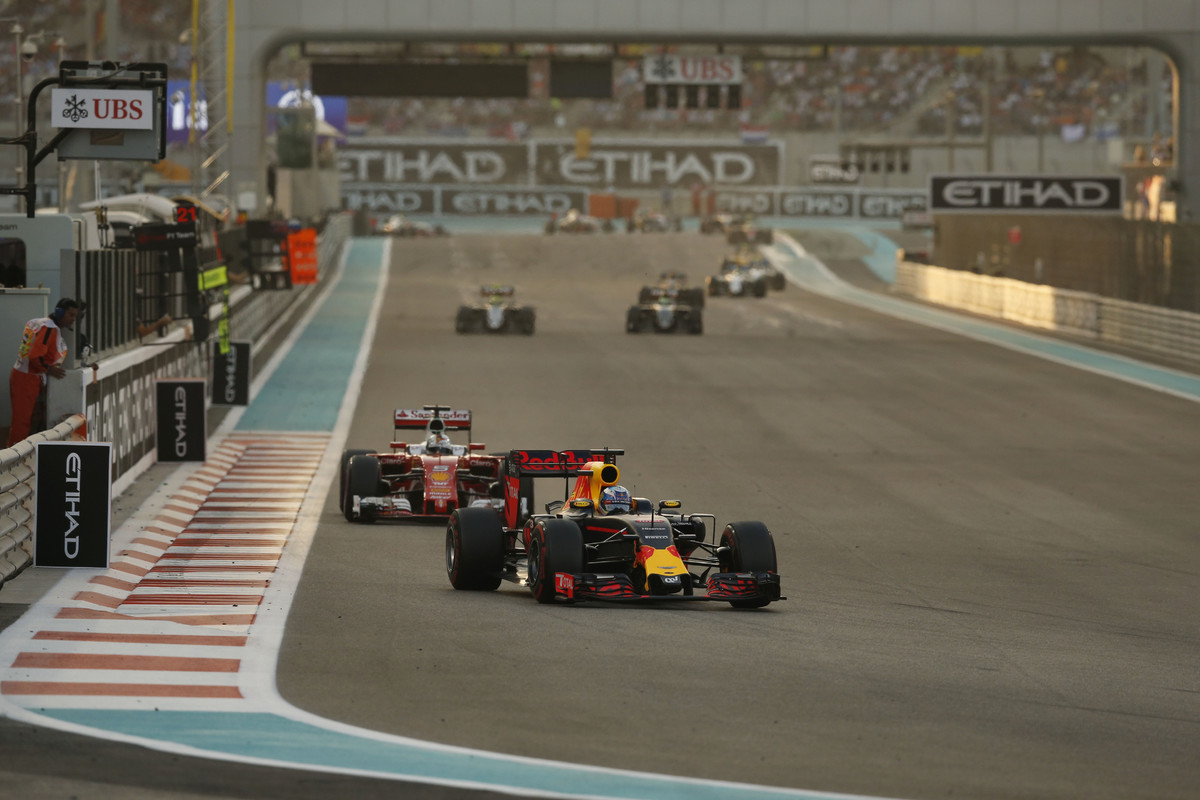 Ricciardo v souboji s Vettelem v Abú Dhabi