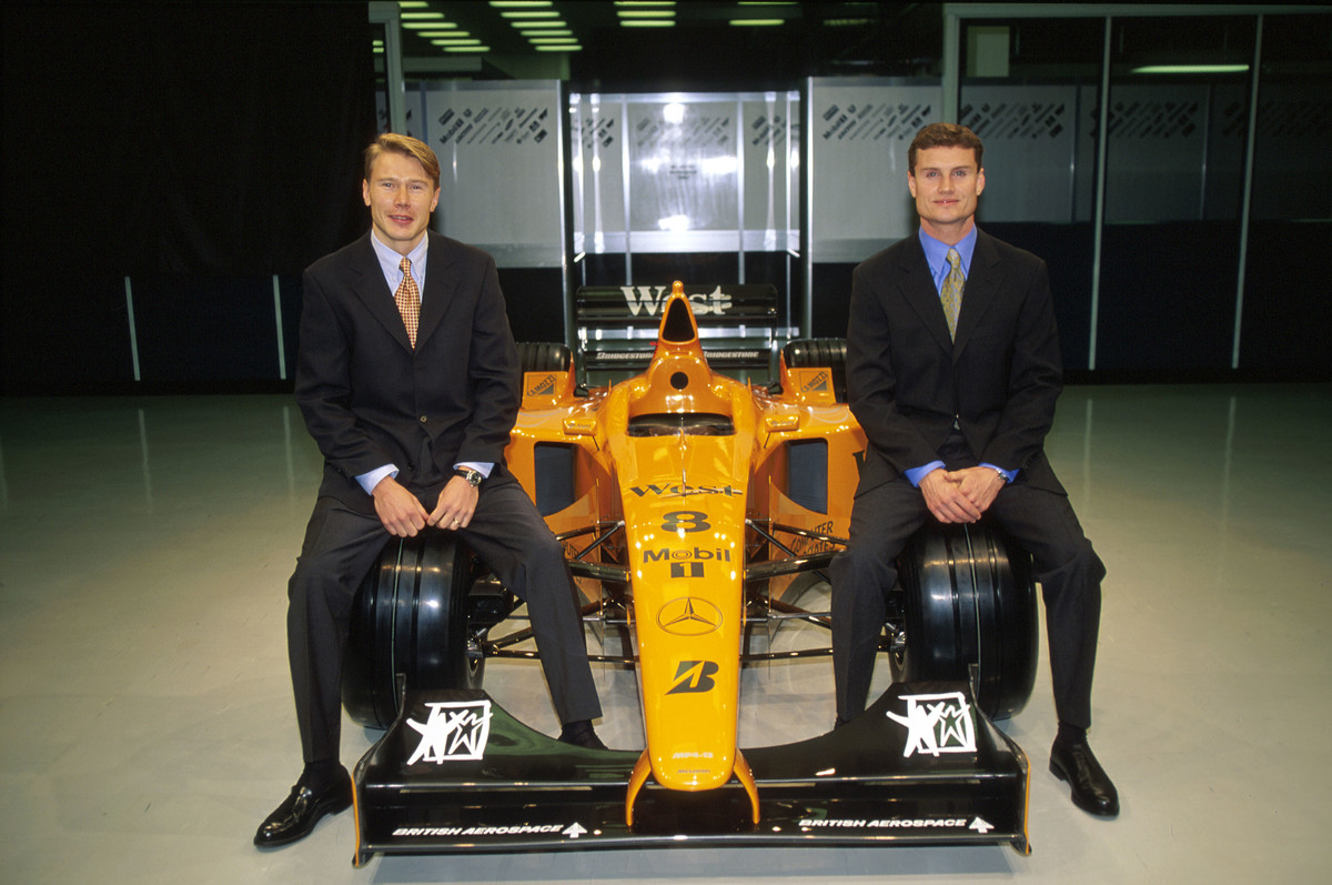 Mika Häkkinen a David Coulthard vyrazili k testům v roce 1998 s oranžovým vozem