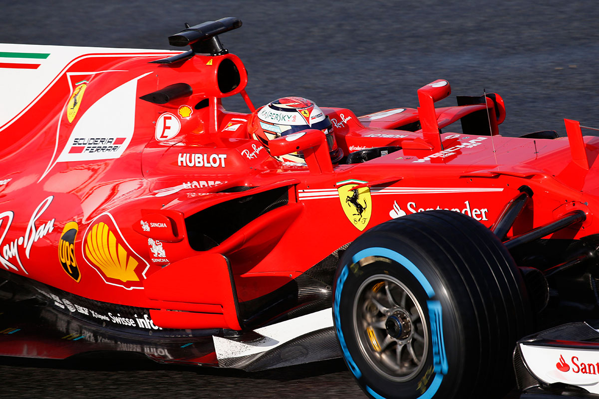 Ferrari se rozhodlo pro velmi krátké bočnice odsunuté dozadu, aby si před nimi mohlo neobvyklým způsobem pohrát s aerodynamikou