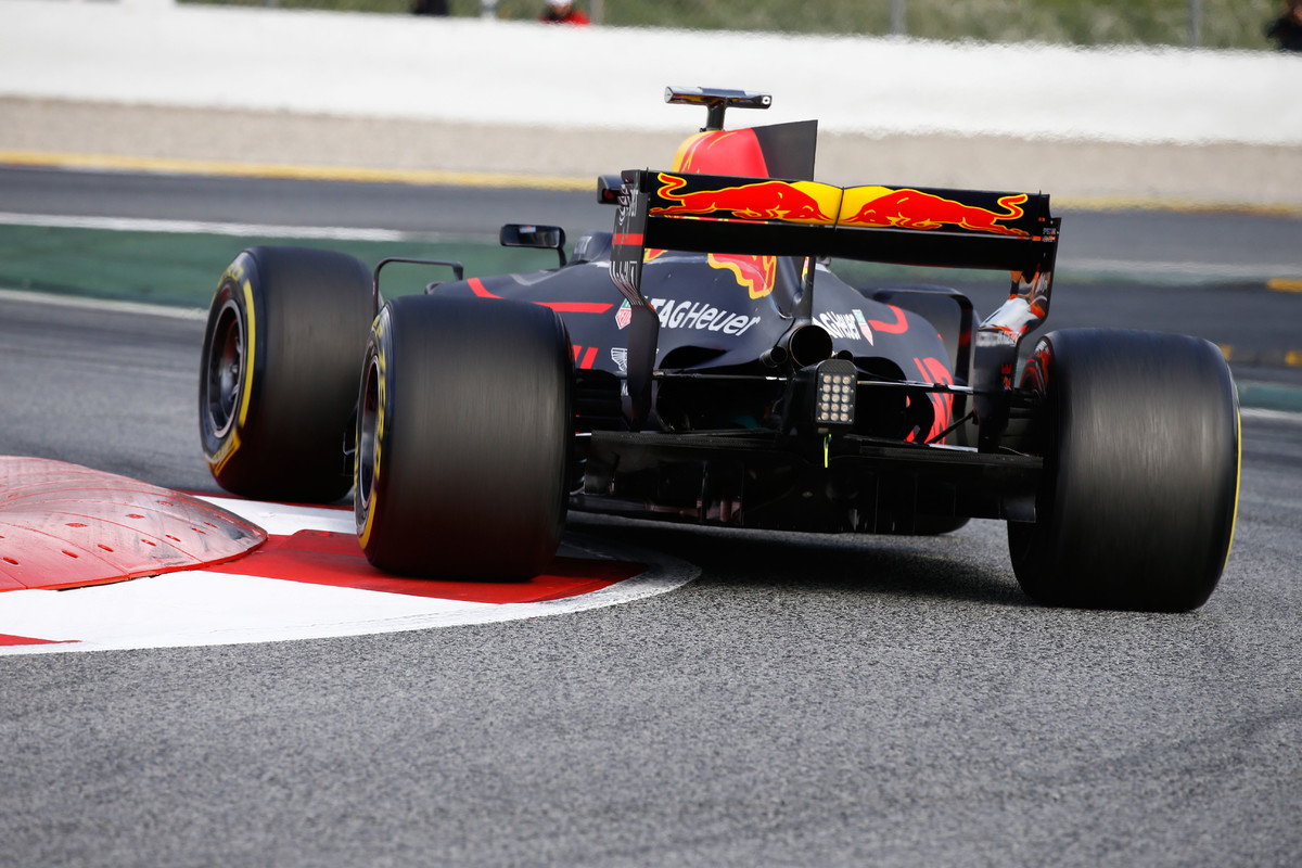 Red Bull v posledních letech volí výrazný úhel podélného sklonu vozu. Záď je zvednutá a už podlaha působí jako difuzor
